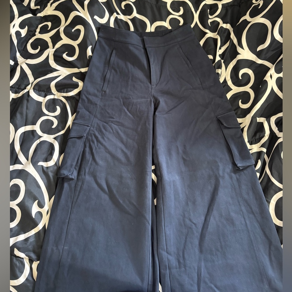 Alo Wide Leg Cargo Show Off Trouser- Gray